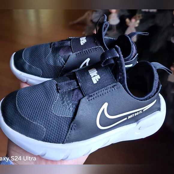Sz 10.5C Toddler Kids NIKE FLEX RUNNER 2 Black Athletic Shoes - Picture 1 of 8